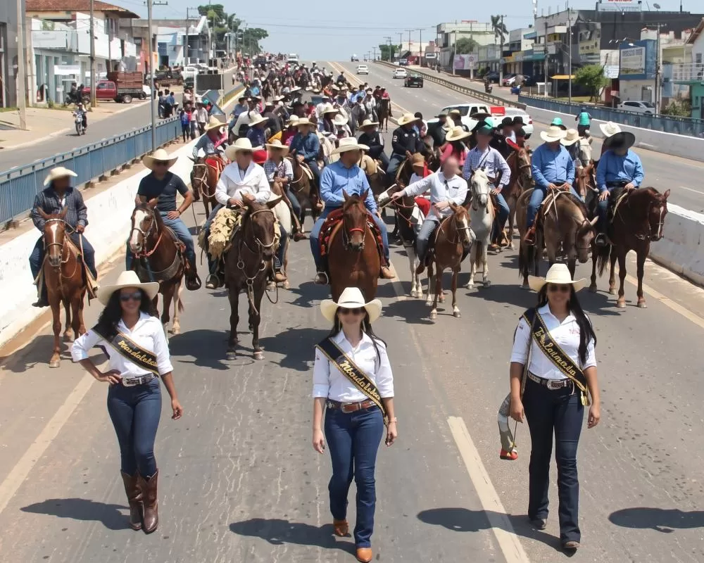Cavalgada abre a 45ª Expojipa com desfile tradicional e programação especial no Parque de Exposições em Ji-Paraná
