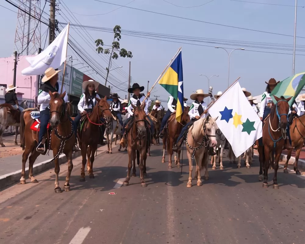 Cavalgada da Expojipa abre programação da 45ª edição com desfile tradicional e grande público nas ruas de Ji-Paraná 