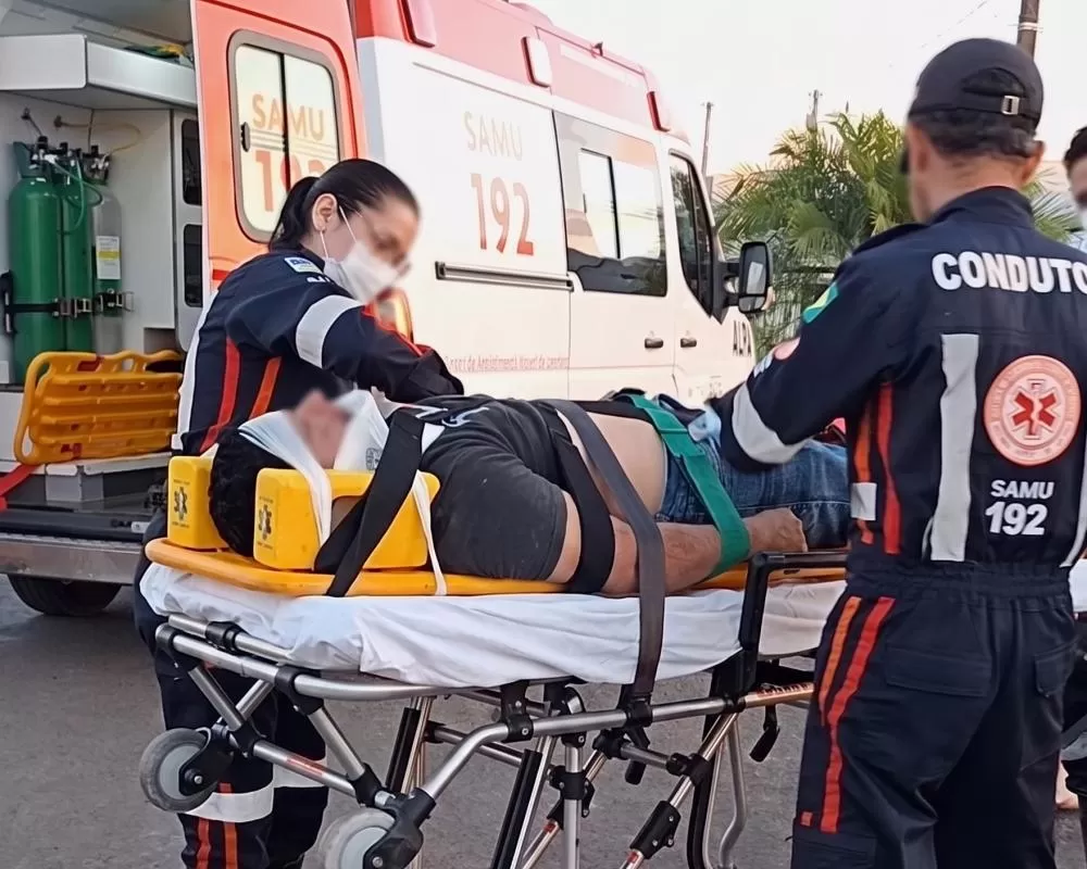 Motociclista acaba desacordado em acidente após perder controle da moto e colidir contra palmeira em Ji-Paraná