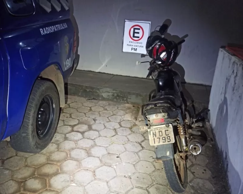 PM recupera motocicleta furtada, apreende drogas e prende homem sem CNH com sinais de embriaguez em Ji-Paraná 