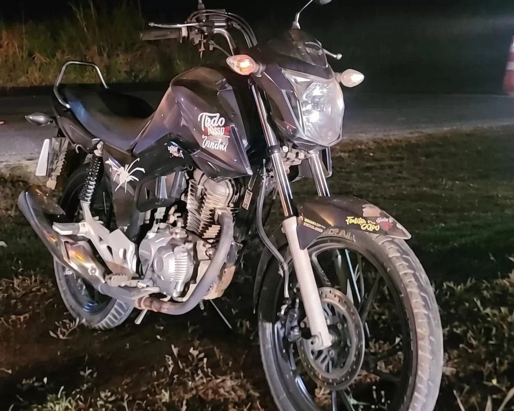 Casal fica ferido após queda de motocicleta na rotatória da RO-135 em Ji-Paraná — Vítimas foram socorridas e levadas ao hospital