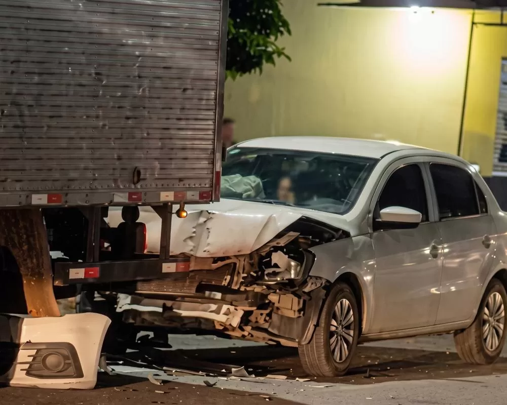 Gol fica destruído após colidir na traseira de caminhão no bairro Cafézinho em Ji-Paraná