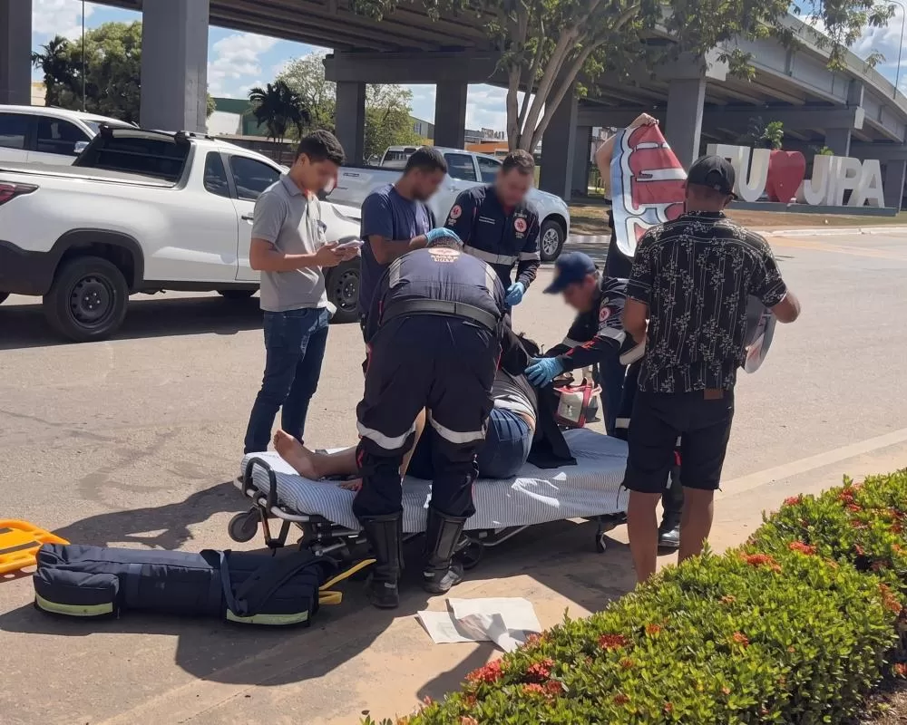 Acidente entre carro e moto deixa jovem gravemente ferida debaixo de viaduto em Ji-Paraná