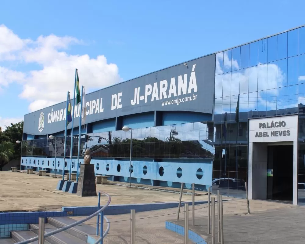 Chefe de gabinete na Câmara de Ji-Paraná é exonerada e presa após denúncia de perseguição e ameaça contra casal