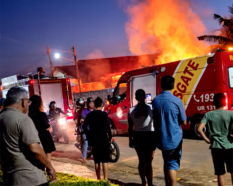 Casa é destruída por incêndio em Ji-Paraná — Bombeiros combateram as chamas no bairro Jardim Presidente 