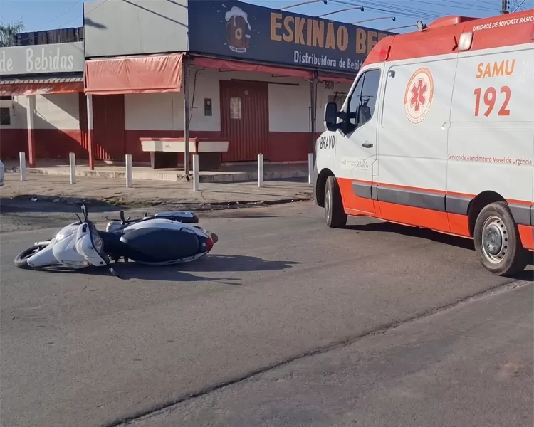 Condutor de uma Honda Biz perde o controle e cai no cruzamento da R. São Paulo com a T-17 em Ji-Paraná