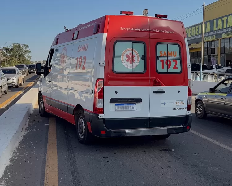 Câmera de segurança registra acidente na BR-364 em Ji-Paraná envolvendo caminhonete e moto onde servidoras ficaram feridas 