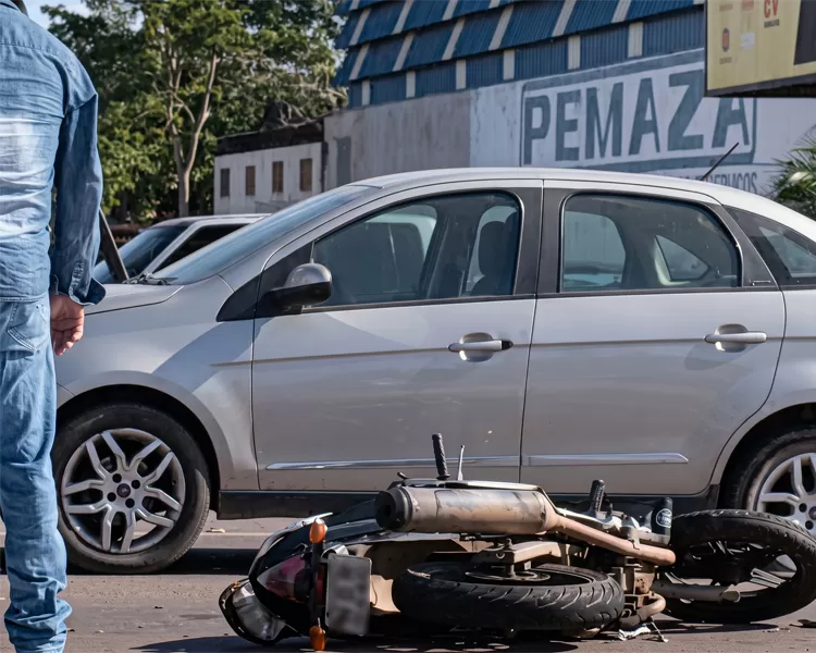 Motociclista fica ferido após bater Yamaha Fazer 250cc na traseira de carro na BR-364 em Ji-Paraná 