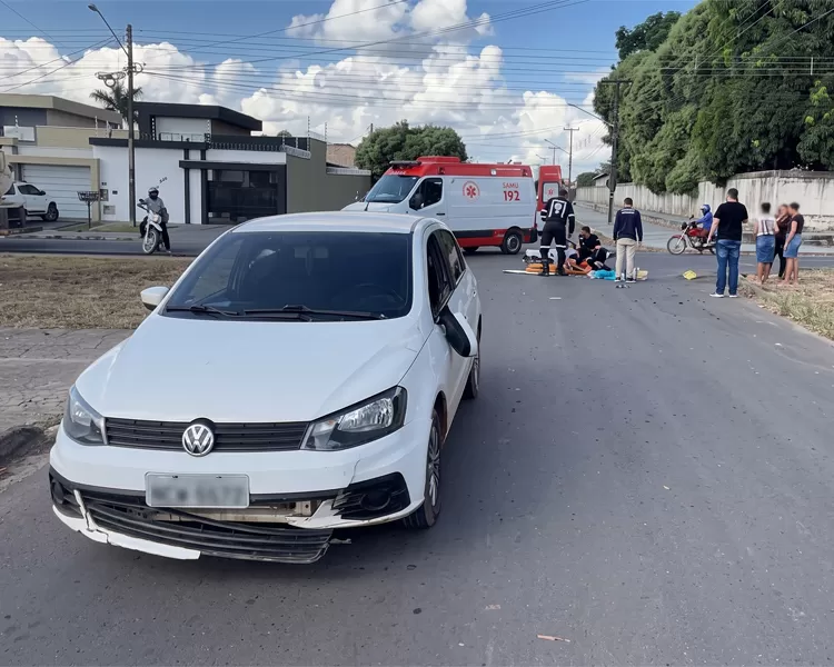 Ciclista acaba atingida por carro no cruzamento da R. Goiânia com a T-14 no 2º Distrito de Ji-Paraná 