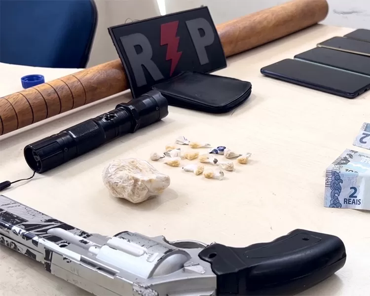 PM prende suspeito de tráfico em Ji-Paraná e apreende drogas, dinheiro e armas falsas na “Boca do Armageddon”