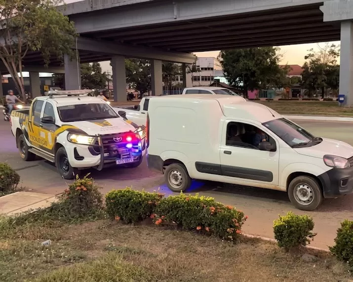 Acidente em Ji-Paraná deixa ciclista ferido após colisão com uma Fiat Fiorino na rotatória sob o viaduto
