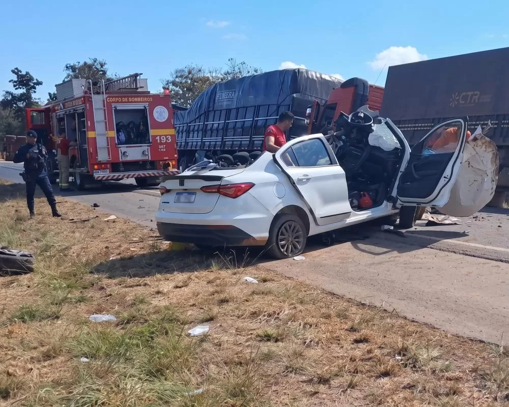 Vídeo: Acidente na BR-364 entre carro e carreta deixa uma mulher morta, três feridos e interdita rodovia entre Ouro Preto do Oeste e Jaru