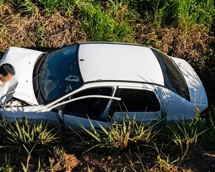 Motorista cai com veículo em vala na RO-135, no trecho sentido Nova Londrina após falha no câmbio em Ji-Paraná