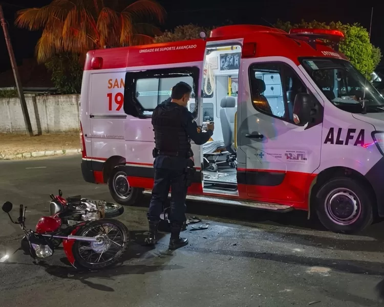 Motociclista sofre colisão com viatura Alfa do SAMU em cruzamento de Ji-Paraná e acaba encaminhada para a UPA