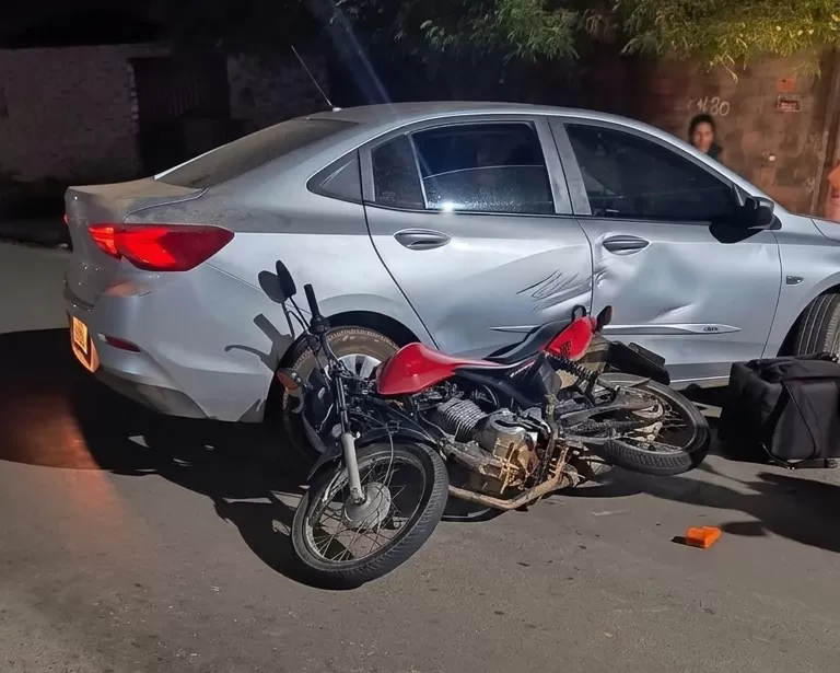 Motociclista sofre forte colisão com um GM Onix durante conversão na Rua Rondônia em Ji-Paraná