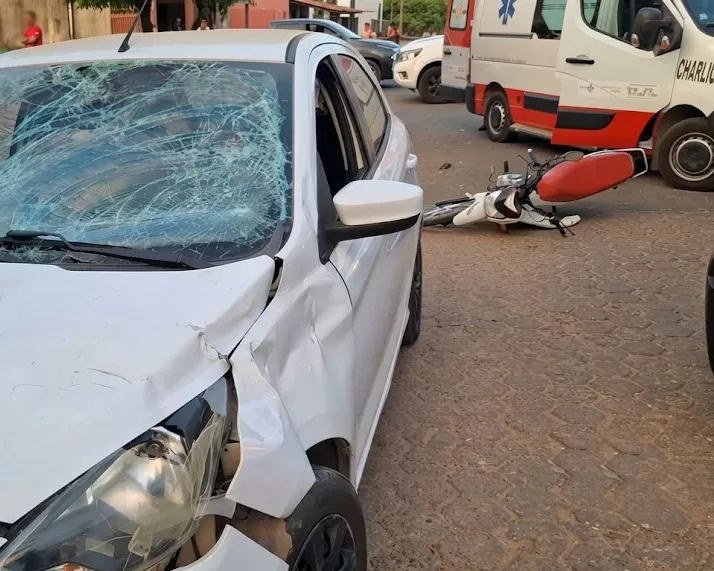 Colisão entre Honda Pop e Ford Ka deixou duas pessoas feridas na Rua Goiânia com a Rua T-23 em Ji-Paraná