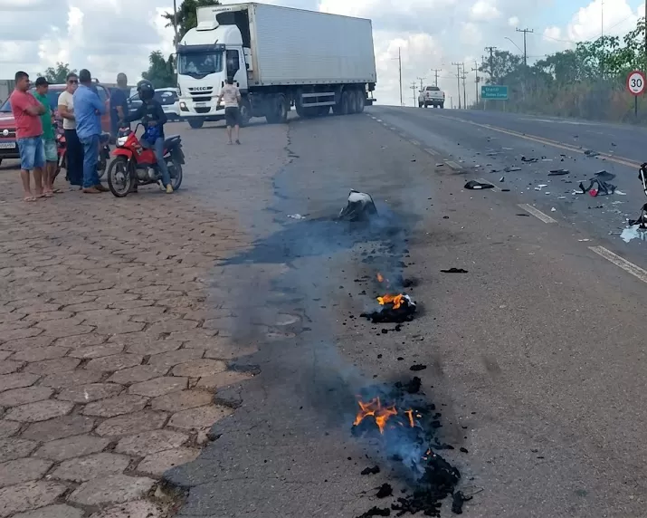 Vídeo: Motociclista morre após bater contra carreta e explodir na BR-364 próximo ao posto de combustíveis Itaporanga 