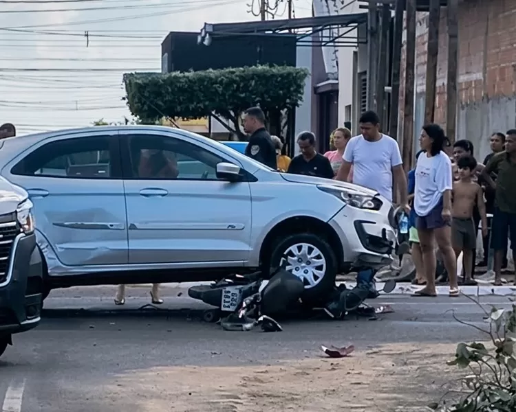 Colisão entre Honda Biz e Ford Ka arremessa motociclista na Av. Teresina com a R. Maracatiara 