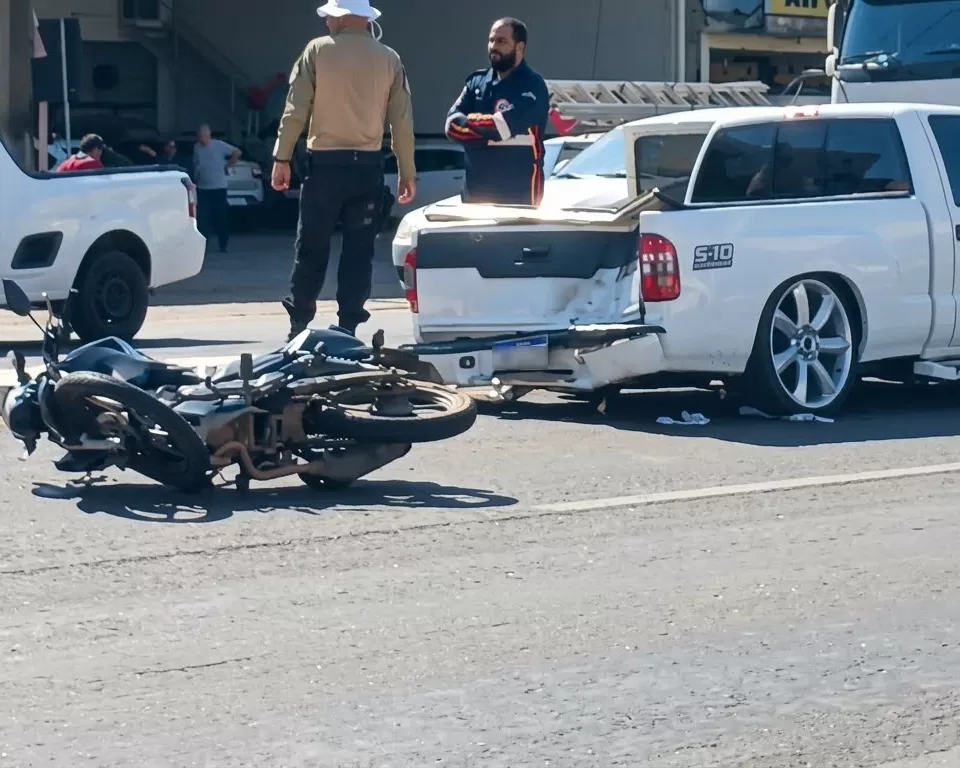 Vídeo: Falha mecânica em caminhonete provoca acidente na BR-364, envolvendo carro e moto em Ji-Paraná