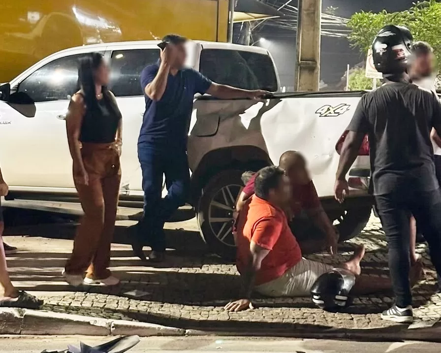 Motociclista fica ferido após colisão com Toyota Hilux que também atinge trailer no 2° Distrito de Ji-Paraná