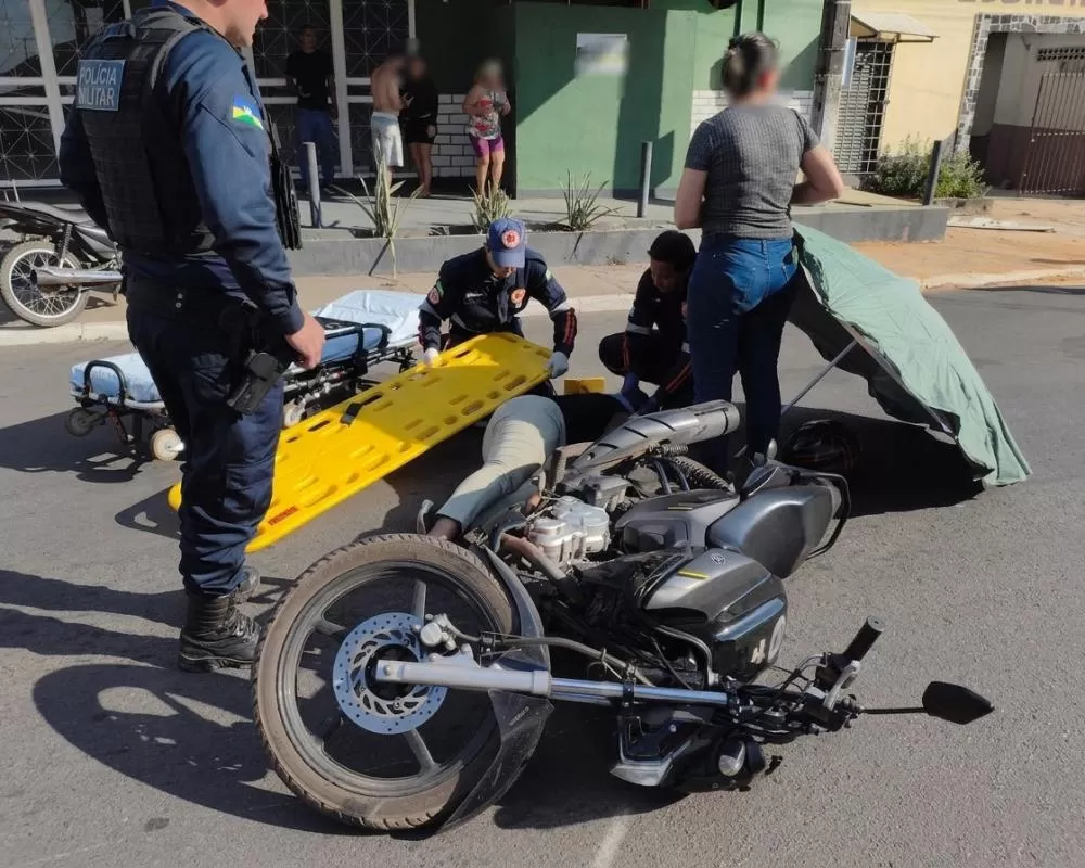 Motociclista é levada para a UPA após colisão violenta com Chevrolet Classic na Av. Maringá em Ji-Paraná