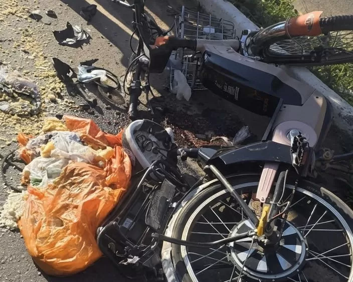 Mulher escapa da morte após cair de bicicleta elétrica a centímetros de carreta na BR-364 em Ji-Paraná