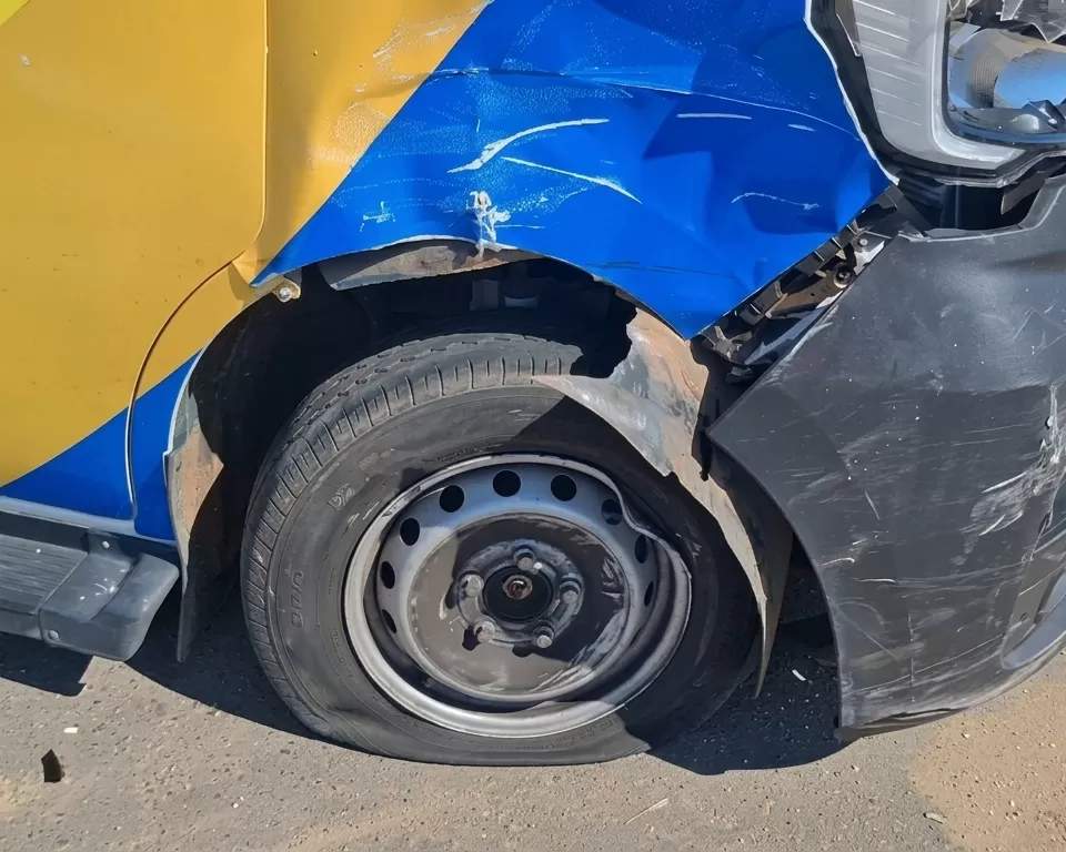 Carro bate em portão, derruba pilastra de residência após colisão com ambulância do SAMU em atendimento em Ji-Paraná