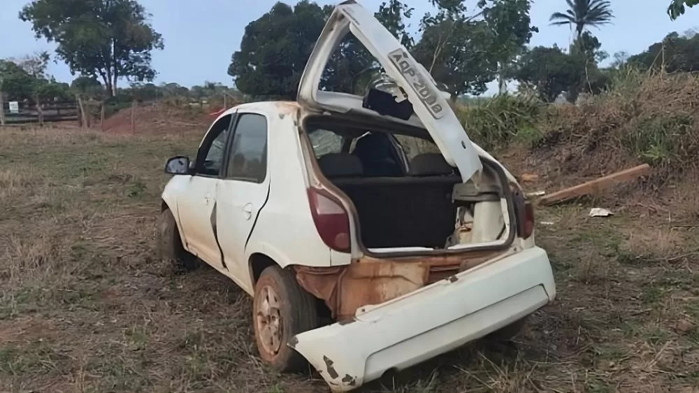 Condutor de Celta Capota Várias Vezes em Acidente na Linha 95 e encaminhado ao Hospital Regional 