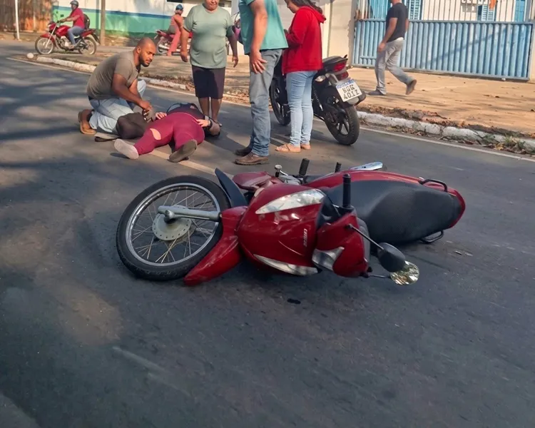 Condutora acaba socorrida para a UPA após atingir carro estacionado de forma violenta entre as ruas T-8 e T-9 em Ji-Paraná