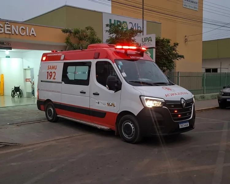 Mulher tumultua UPA de Ji-Paraná ao fugir pela janela do banheiro e parar no muro da Unidade de Pronto Atendimento