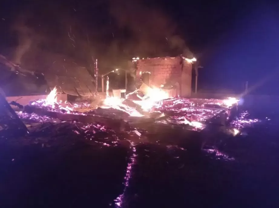 Em Ji-Paraná Raio Causa Incêndio em Residência e Família Perde Tudo 