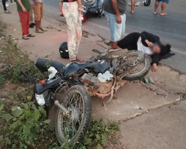  Condutor abandona esposa no local e foge após colisão violenta entre motos com três feridos na Av. Brasil em Ji-Paraná