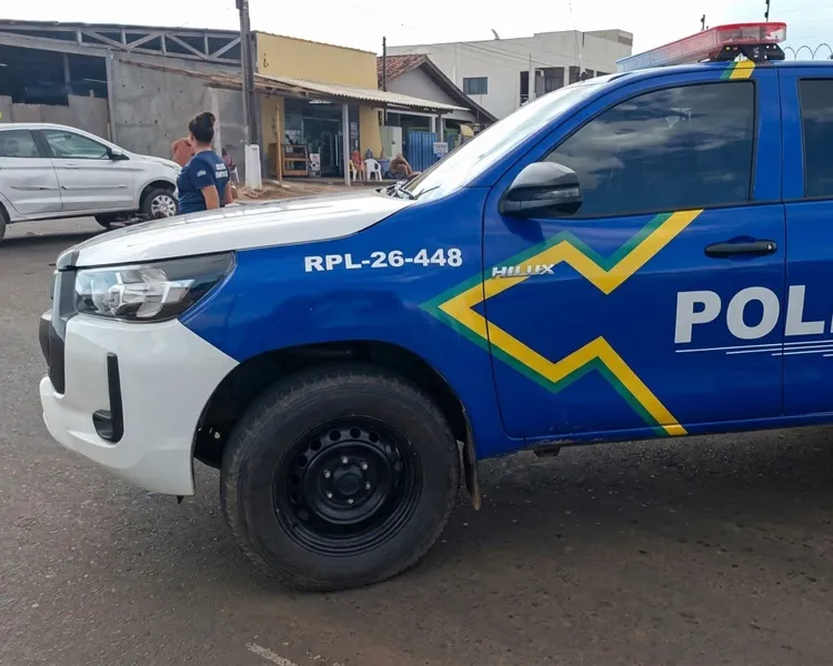 Homem acaba preso em mercado de Ji-Paraná após tentar furtar uísque escondido na roupa no bairro Cafezinho