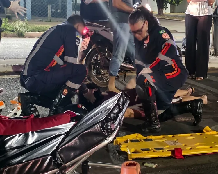 Colisão violenta entre duas motos deixa três feridos no semáforo da BR-364 com Av. Menezes Filho em Ji-Paraná
