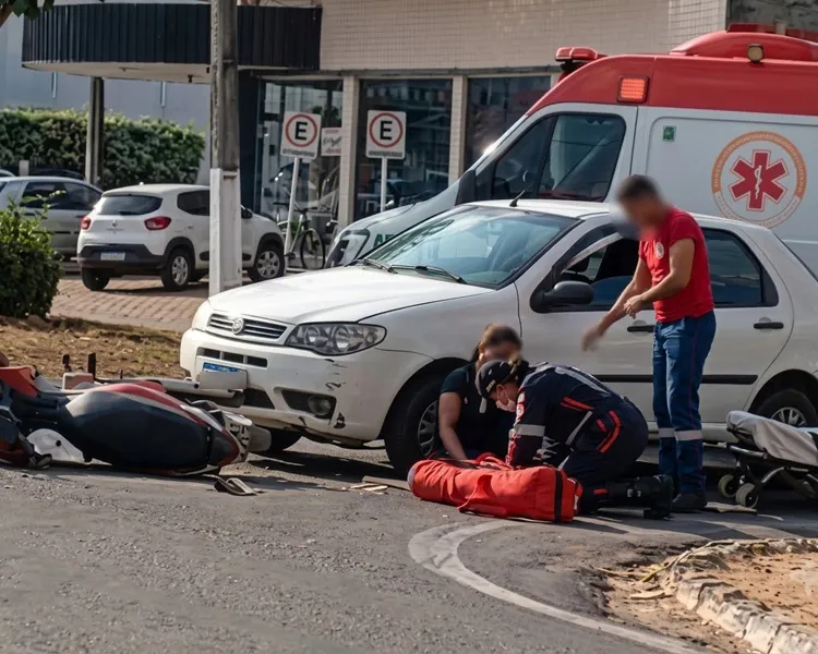 Mulher fica ferida após grave colisão entre Fiat Palio e motocicleta Honda Biz na Rua 22 de Novembro em Ji-Paraná