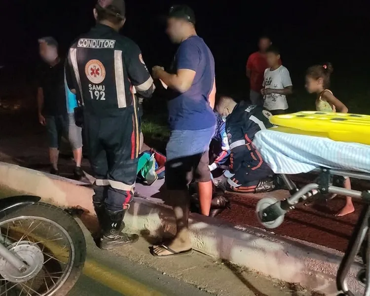 Grave acidente entre duas motocicletas nas proximidades do Parque Amazonas deixa pai e filho feridos durante à noite em Ji-Paraná
