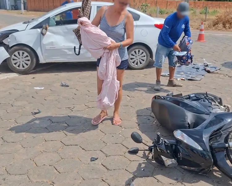 Acidente grave em Ji-Paraná mobiliza equipes do SAMU após colisão entre carro e moto no cruzamento da Rua São Luís com a Rua T-21