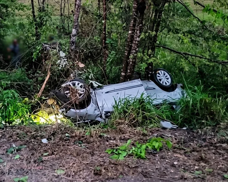 Capotamento dramático com três pessoas na BR-364 mobilizou socorristas após carro com família sair da pista