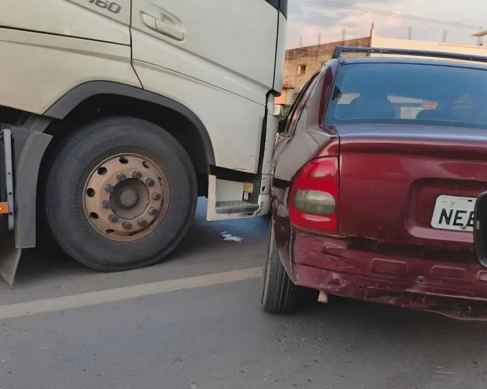 Carreta atinge e arrasta veículo de passeio na BR-364 no trecho que liga o 1º ao 2º distrito em Ji-Paraná
