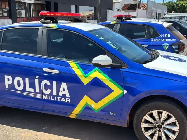 Após descobrir suposta infidelidade, mulher joga pertences do marido no meio da rua no Parque São Pedro em Ji-Paraná