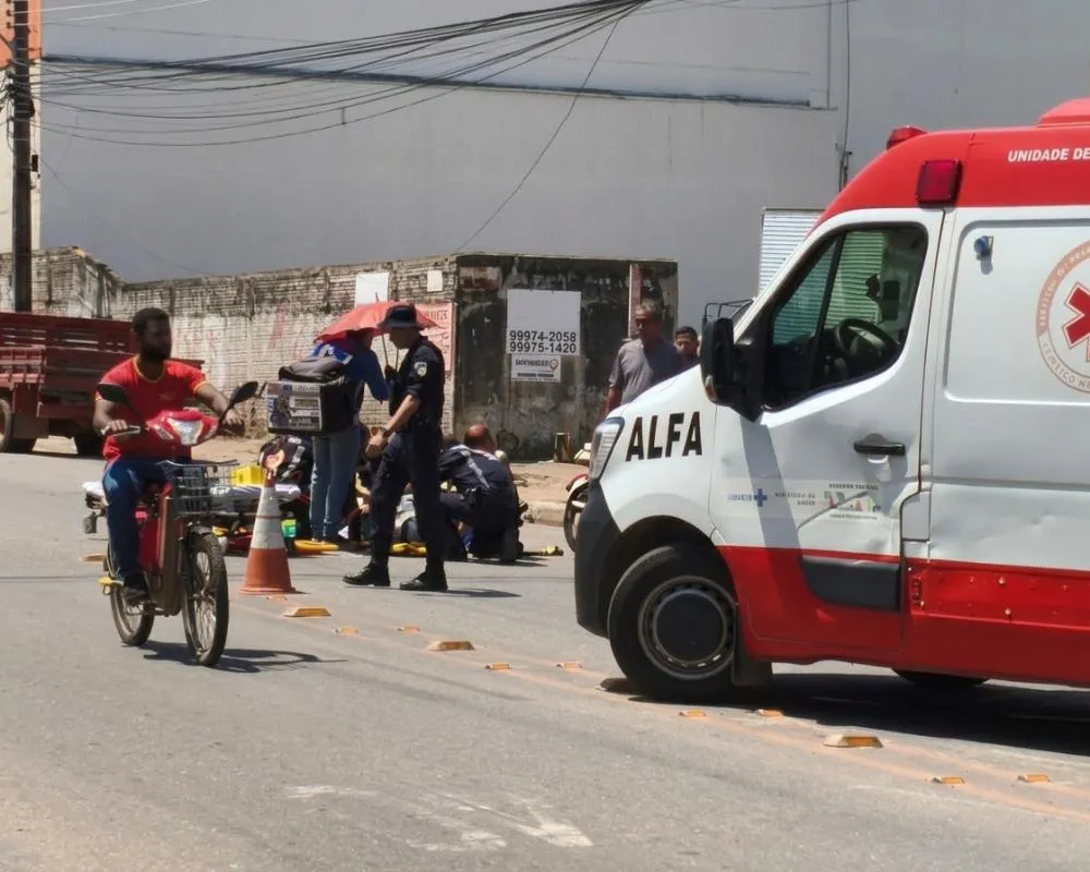 Colisão violenta entre carro e moto no cruzamento da Av. Maringá com T-6 deixa entregador gravemente ferido em Ji-Paraná