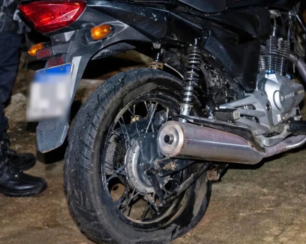 Discussão passional grave em Ji-Paraná termina na delegacia após homem rasgar pneus de moto para reter companheira