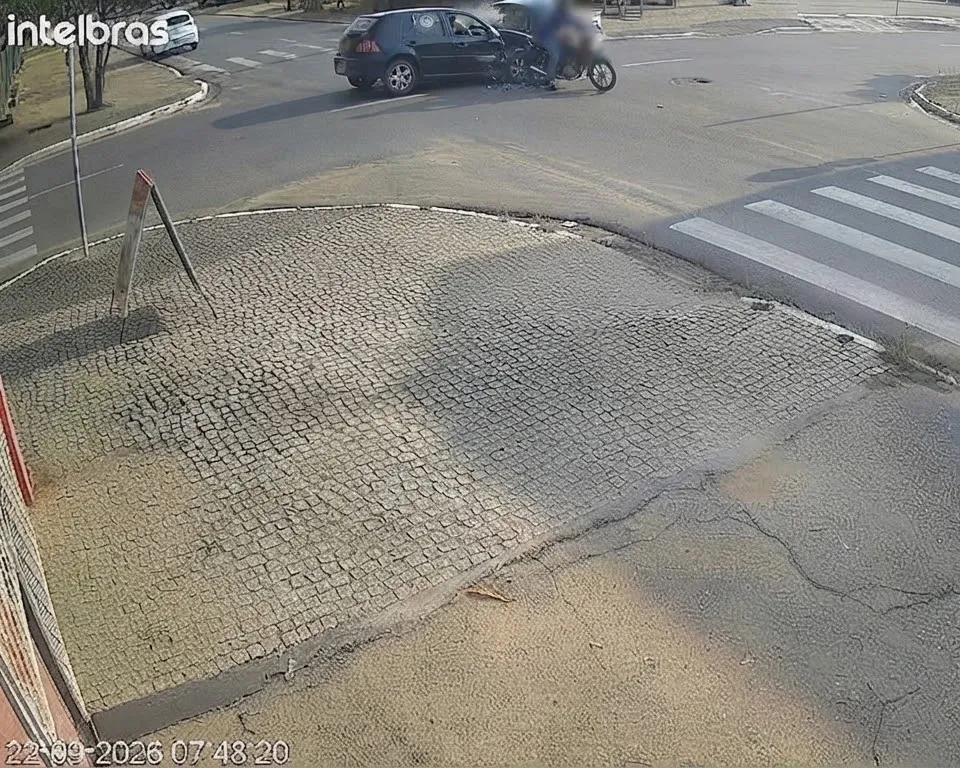 Câmera de segurança registra grave colisão no cruzamento da T-14 onde Passageira foi arremessada para fora do carro em Ji-Paraná