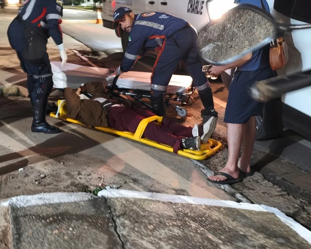 Jovem sofre queda grave de motocicleta em no cruzamento das as ruas T-3 e T-4 após não notar lombada em Ji-Paraná