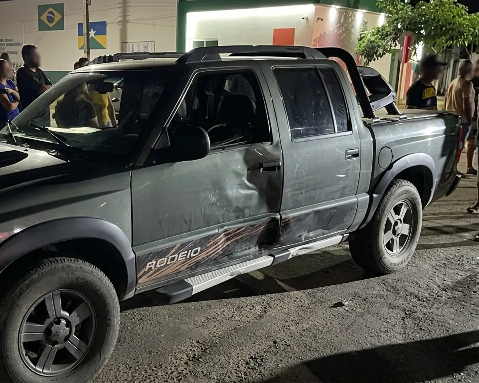 Caminhonete invade preferencial e colide com motociclista no cruzamento da T6 com R. São Paulo em Ji-Paraná