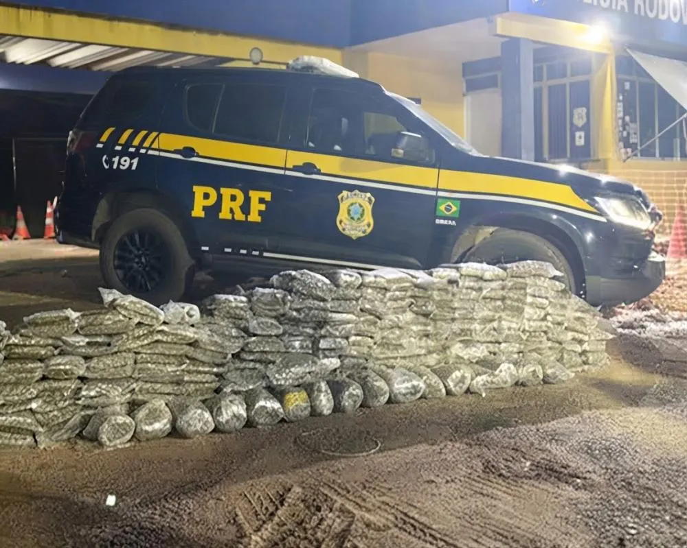 Polícia Rodoviária Federal apreende mais de 200 kg de drogas na BR-364 e prende três traficantes em flagrante