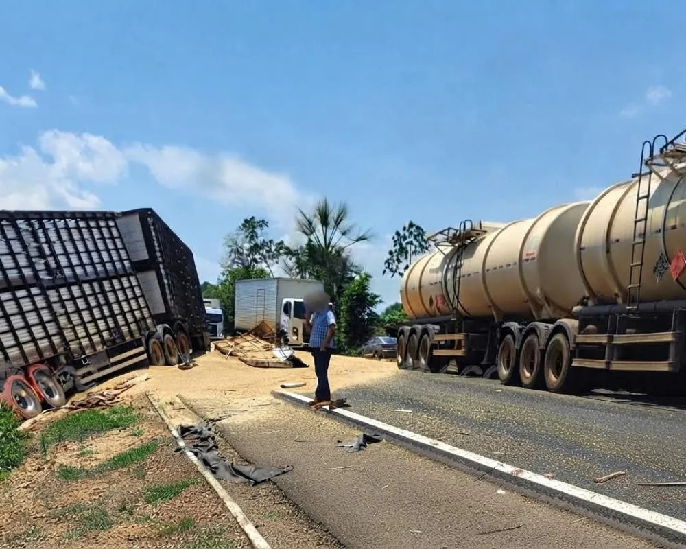 Ji-Paraná: Vídeo flagra grave acidente envolvendo cinco veículos na BR-364 na entrada da Fazenda Minuano