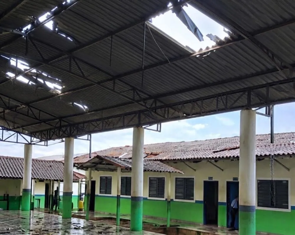 Ventania destrói Escola e causa apagão e destruição em casas e deixa diversos bairros sem energia em Ji-Paraná