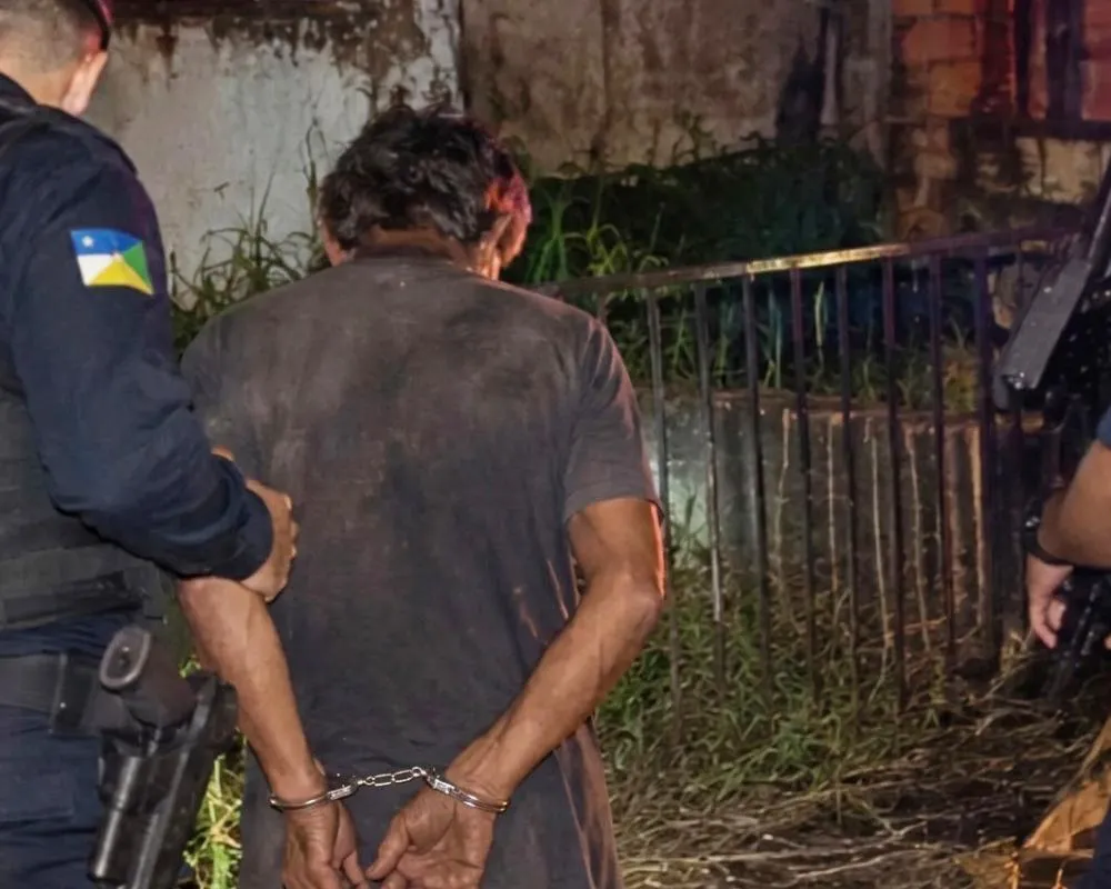Homem em situação de rua é flagrado dentro de casa abandonada na Rua Brasiléia no bairro BNH em Ji-Paraná