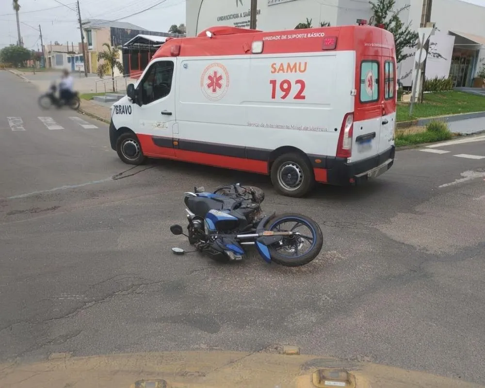 Motociclista fica ferida após colidir com Fiat Argo em rotatória no cruzamento das ruas 6 de Maio e 2 de Abril de Ji-Paraná